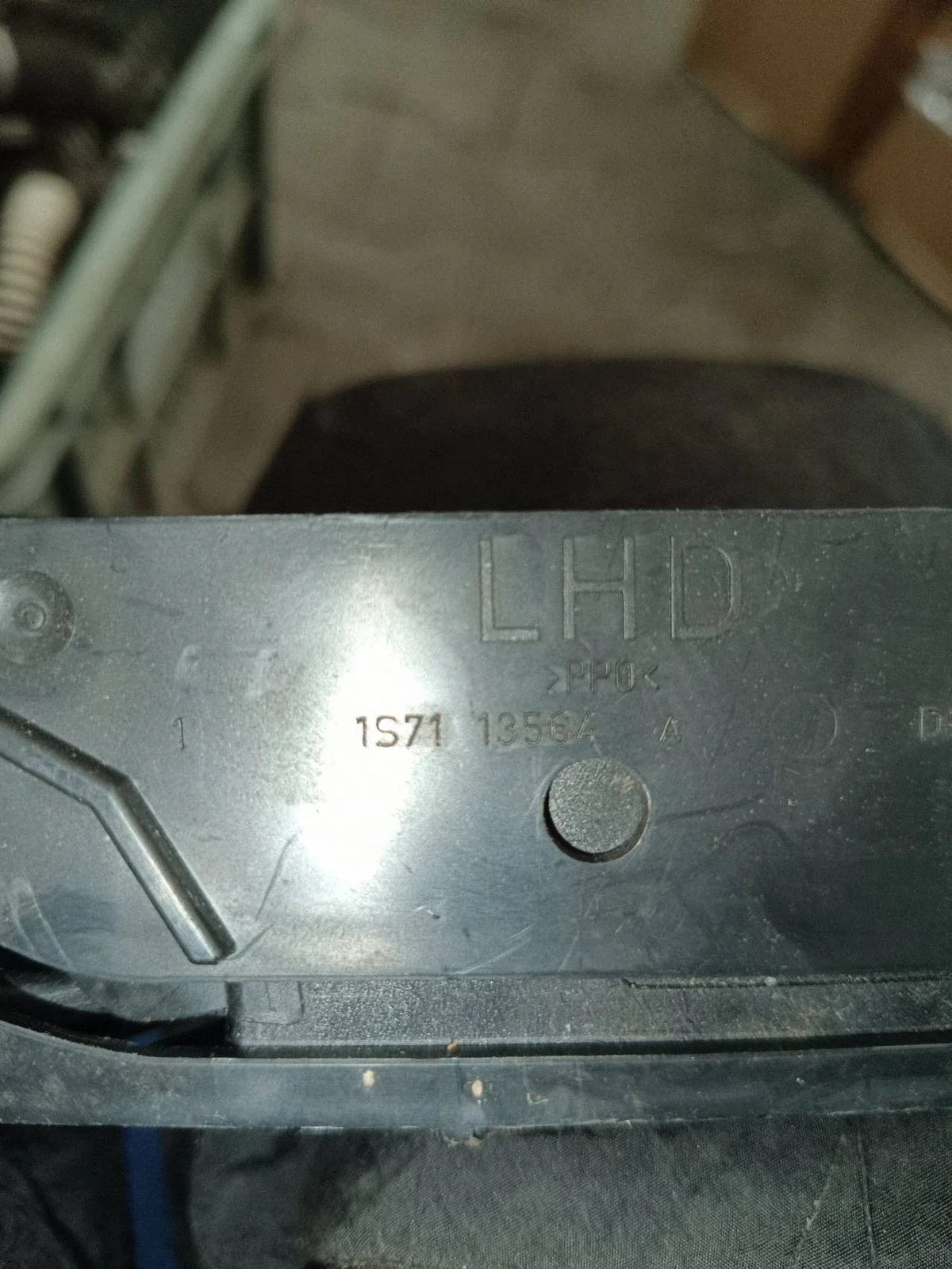 Ford Mondeo Mk III Becherhalter 1S7113564 image 3
