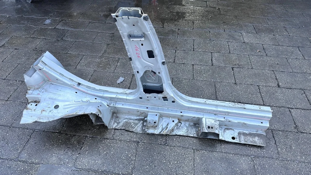 Próg Lewy Mercedes-Benz Klasa A W176 761