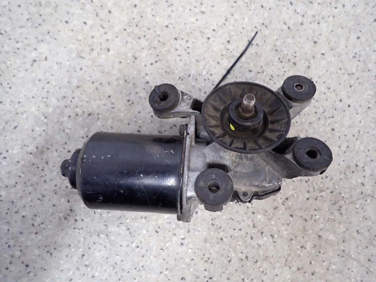 Motor Limpa Para-brisa Toyota Corolla E10 Usado image 4