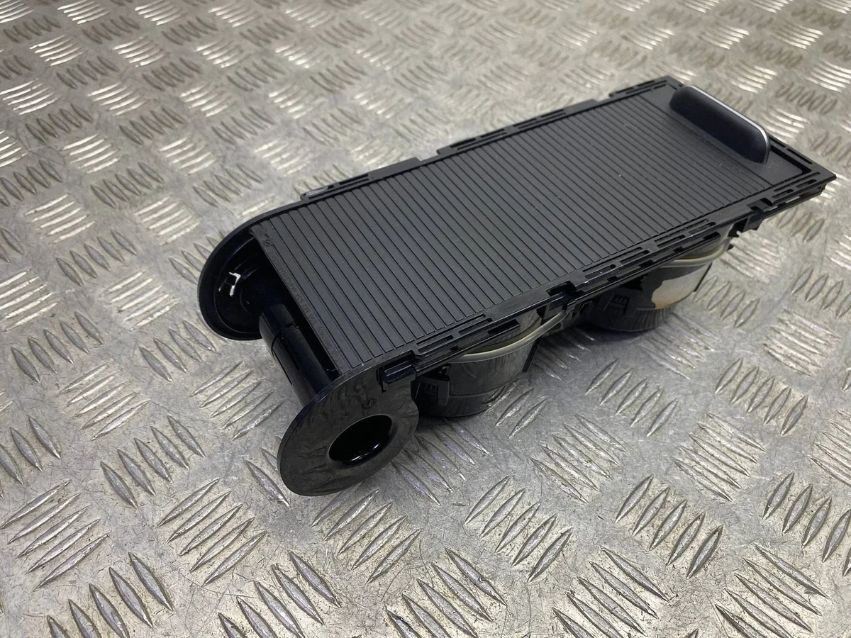 VW Golf VII Becherhalter mit Rollo 5G0862531 image 3