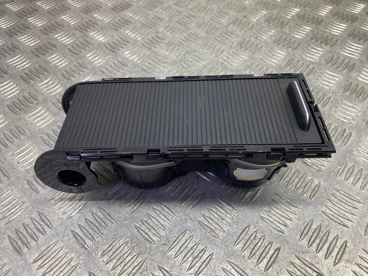 VW Golf VII Becherhalter mit Rollo 5G0862531 image 4