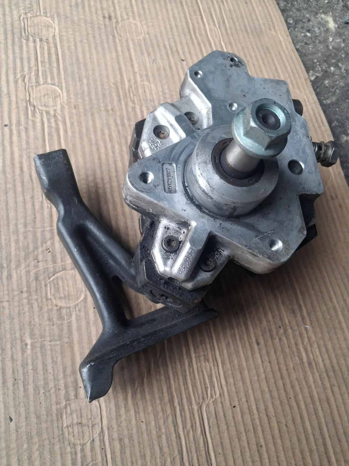 Polttoainepumppu Audi A4 B7 A6 VW Crafter 2.7 3.0 TDI