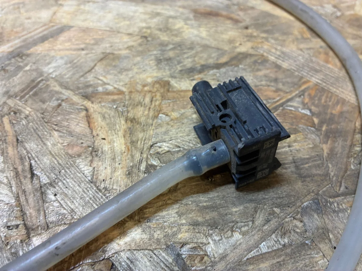 VW Tiguan II Voetgangersbescherming Sensor 5NA959109 image 3