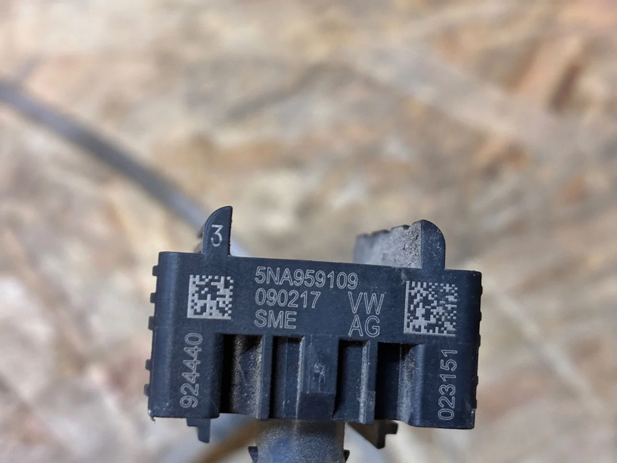 VW Tiguan II Voetgangersbescherming Sensor 5NA959109 image 4
