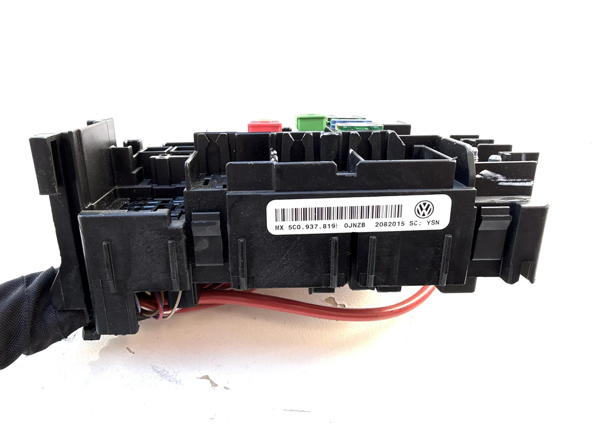 Boîtier fusibles VW Jetta 5C 2015-2017 image 4
