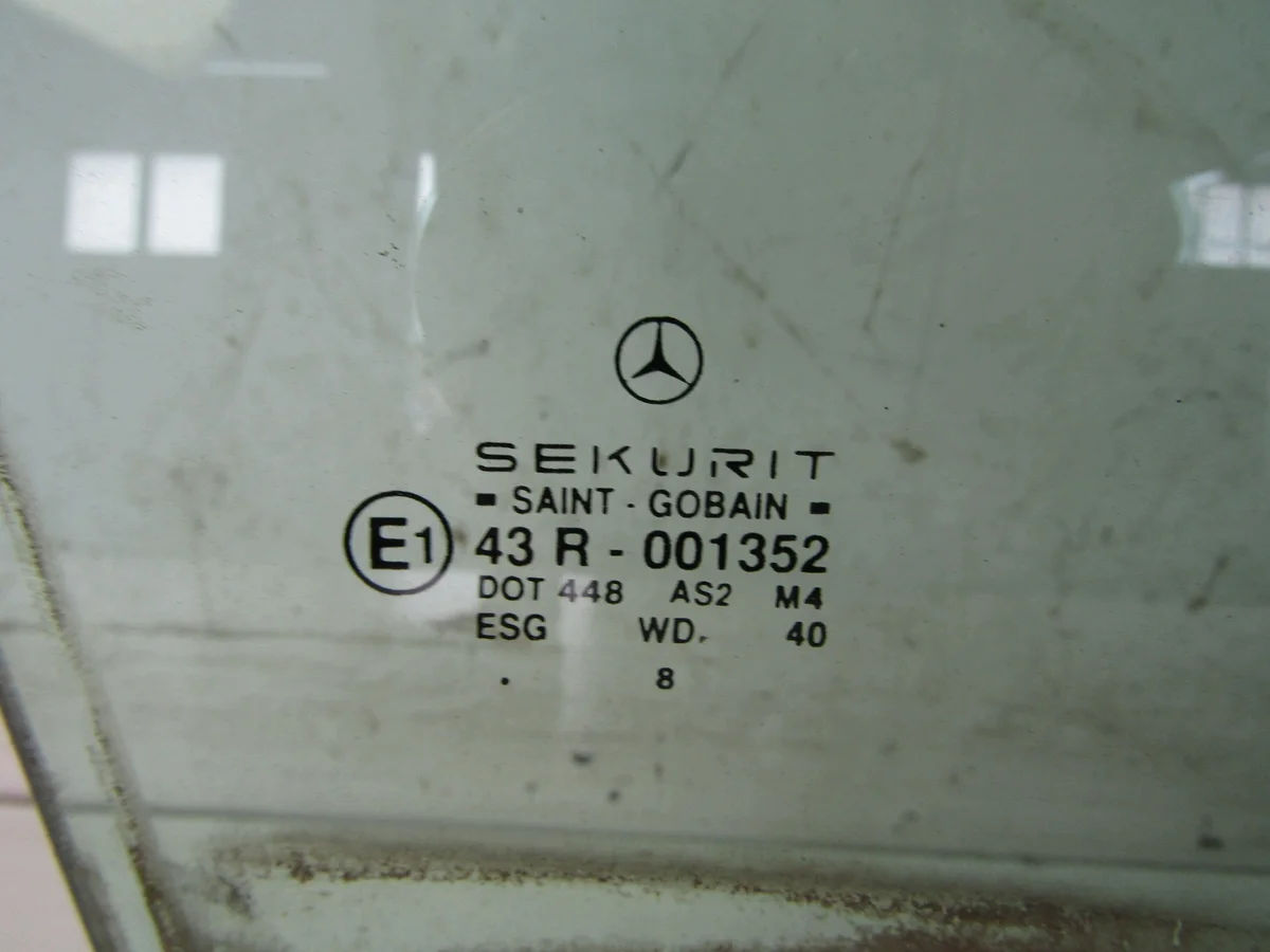 Mercedes C W202 Türscheibe vorne rechts image 3