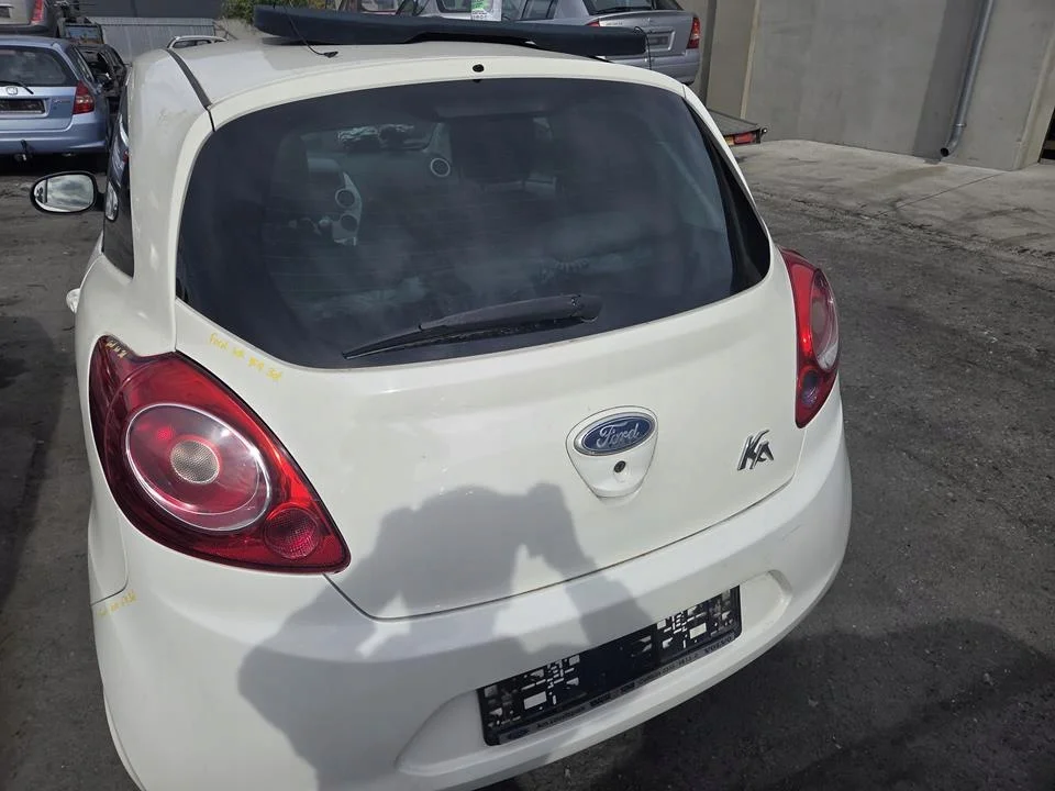 Ford Ka II takaluukku lasilla