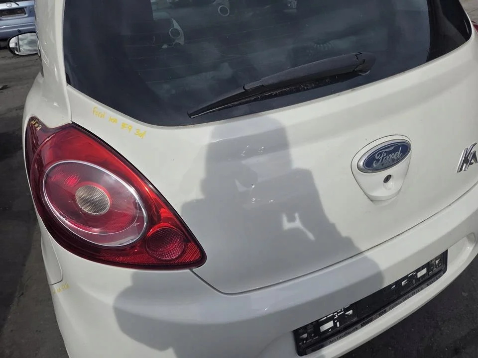 Ford Ka II takaluukku lasilla image 3