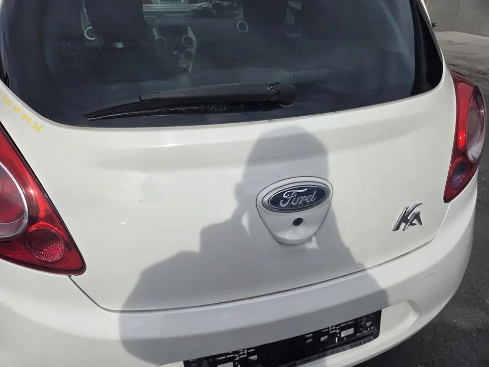 Ford Ka II takaluukku lasilla image 4