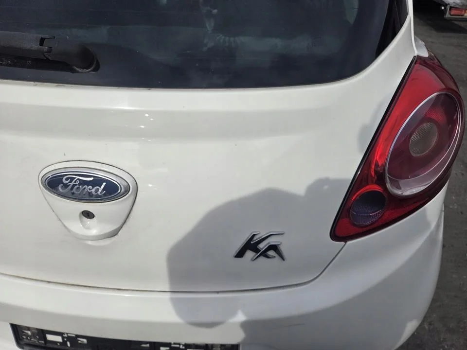 Ford Ka II takaluukku lasilla image 5