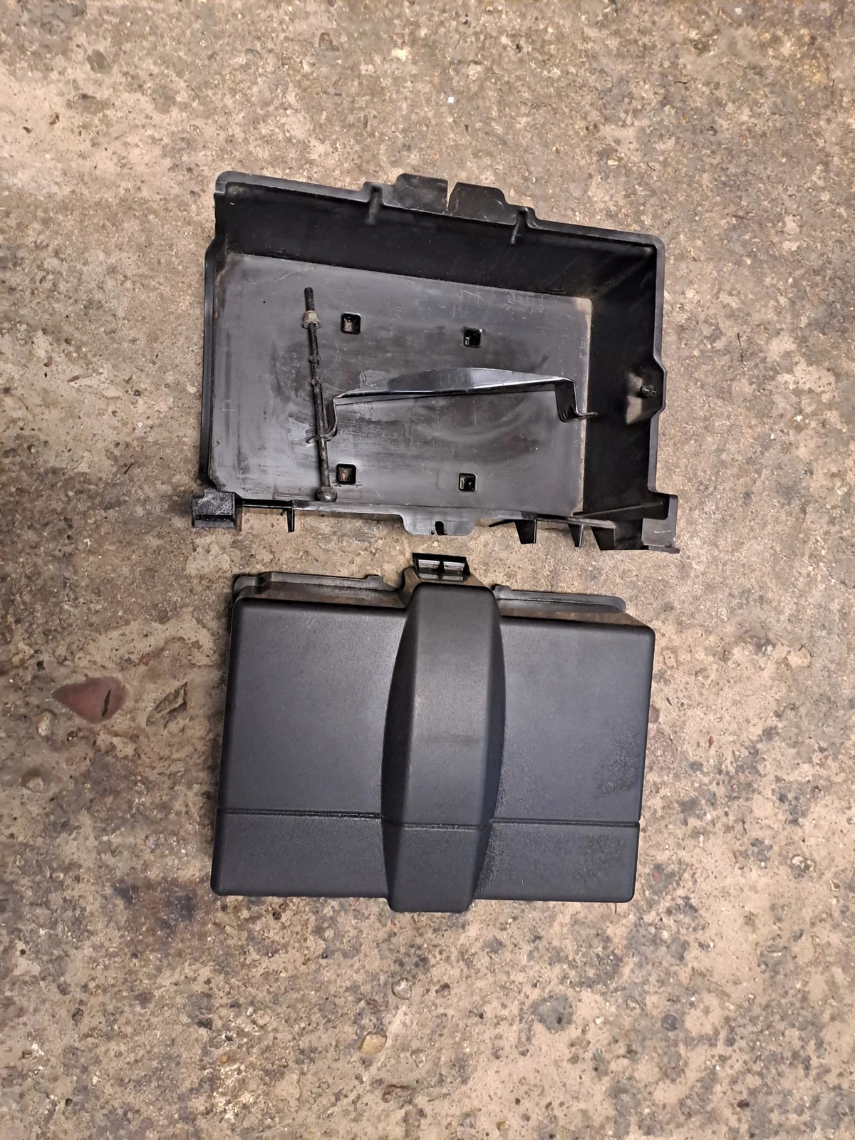 Base da Bateria Ford Mondeo MK3 Usada