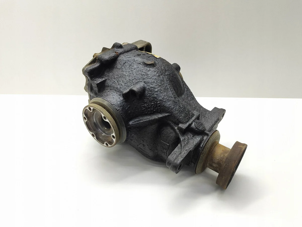 BMW 5 E60 E61 Rear Differential 7570470 image 6