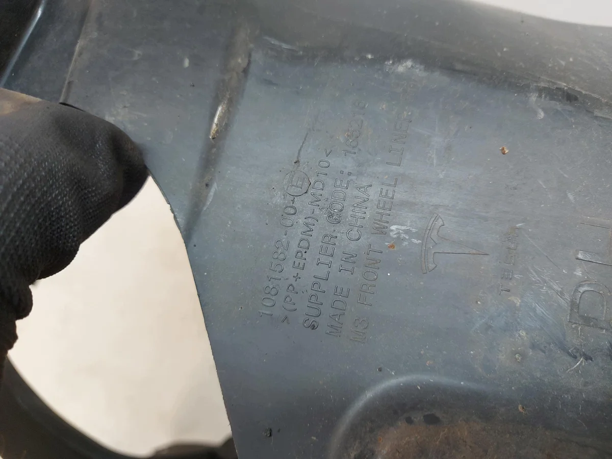 Tesla Model 3 2022 etulokasuoja oikea image 3