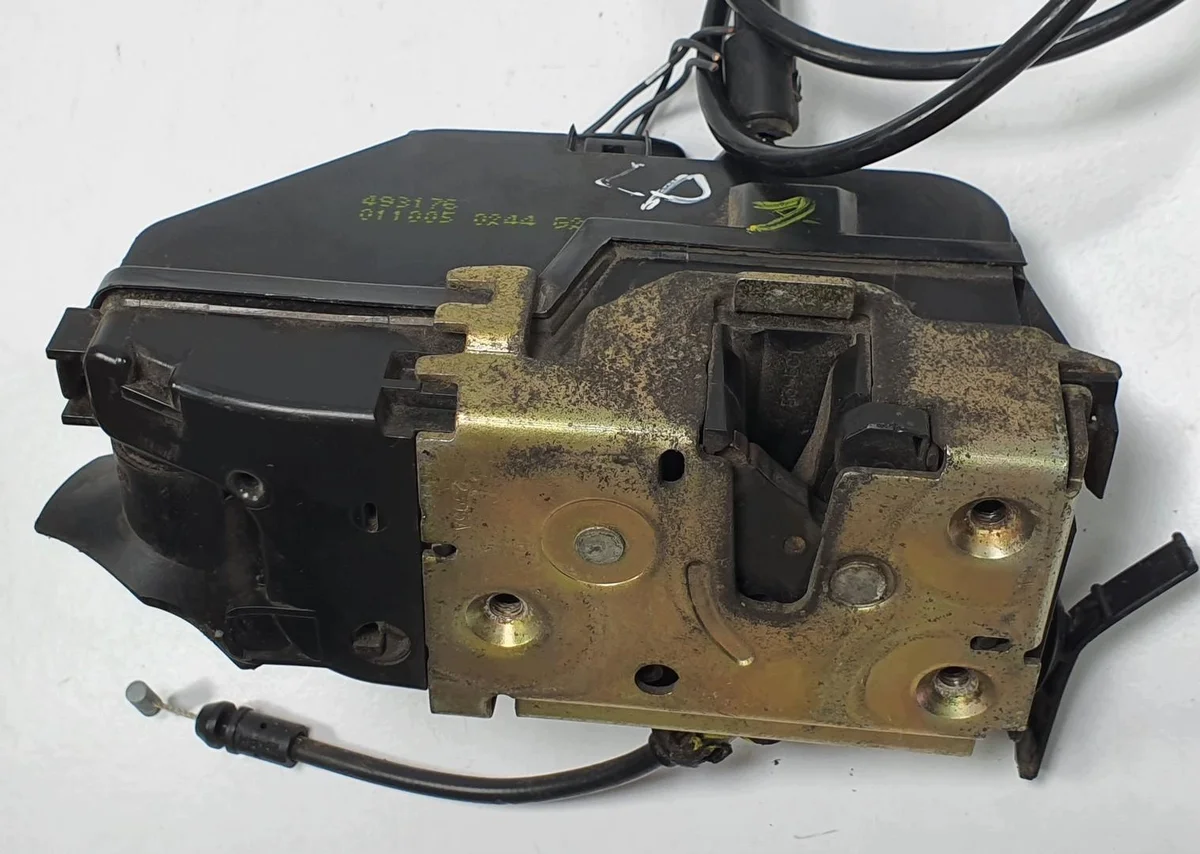 Renault Megane II Front Left Door Lock Used image 4