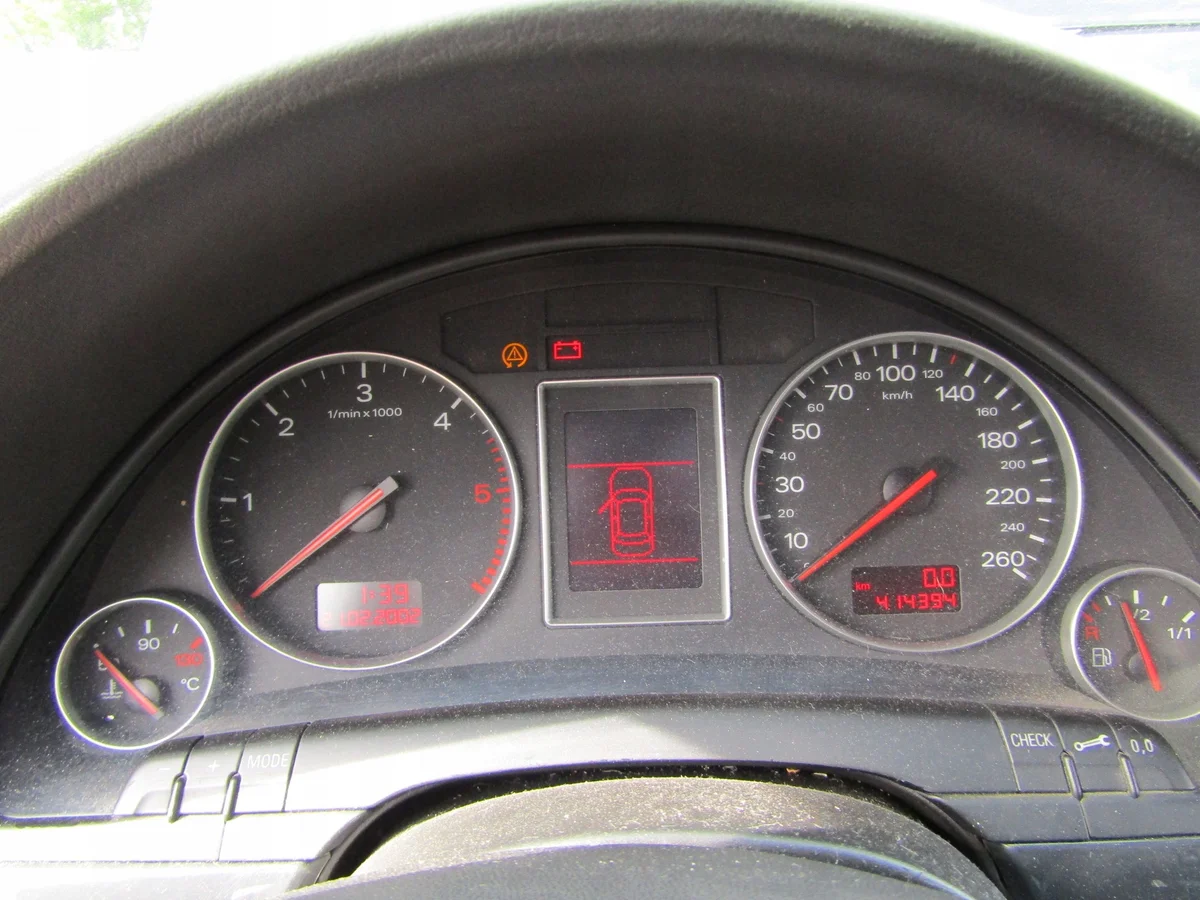 Audi A4 B6 mätarhus instrumentpanel