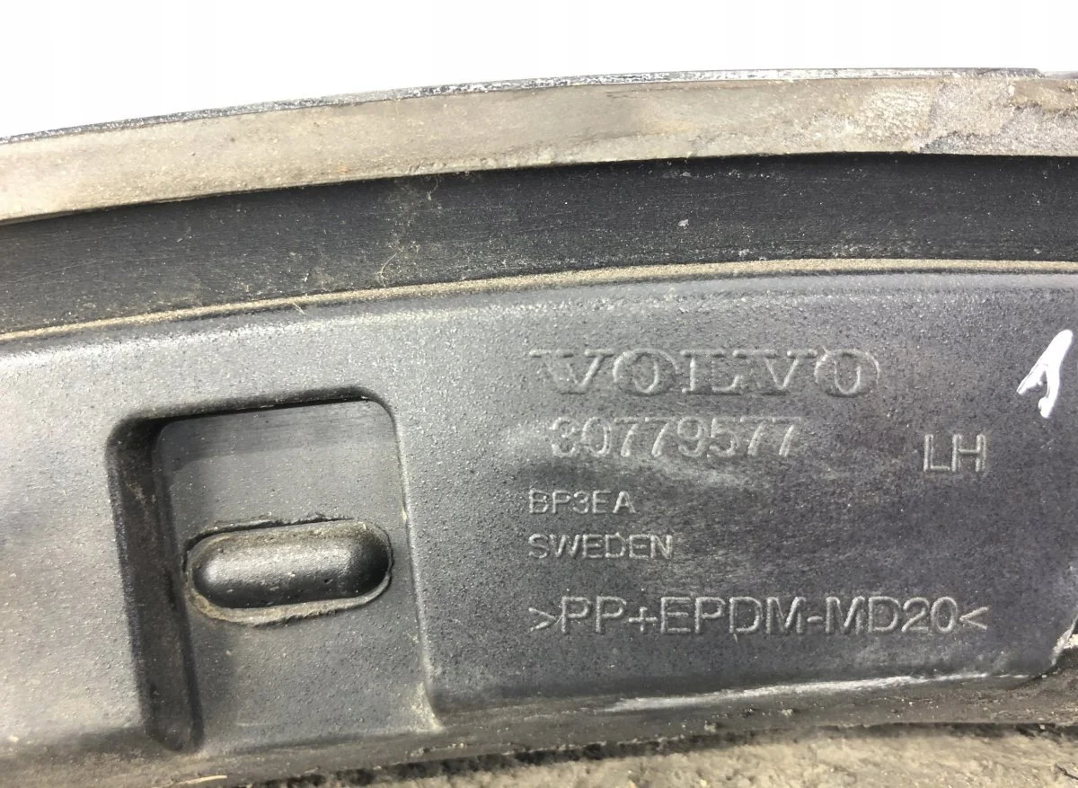 Volvo XC90 I Kotflügelrand vorne links 30794161 image 3