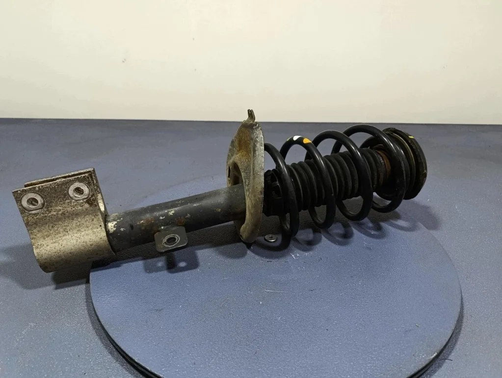 Citroen DS4 1.6 e-HDi Front Left Shock Absorber image 4