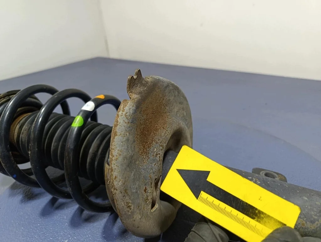 Citroen DS4 1.6 e-HDi Front Left Shock Absorber image 9