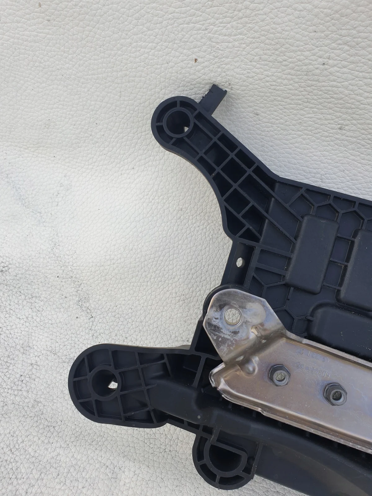 VW Taigo Battery Tray Mount 2Q0915331 image 6