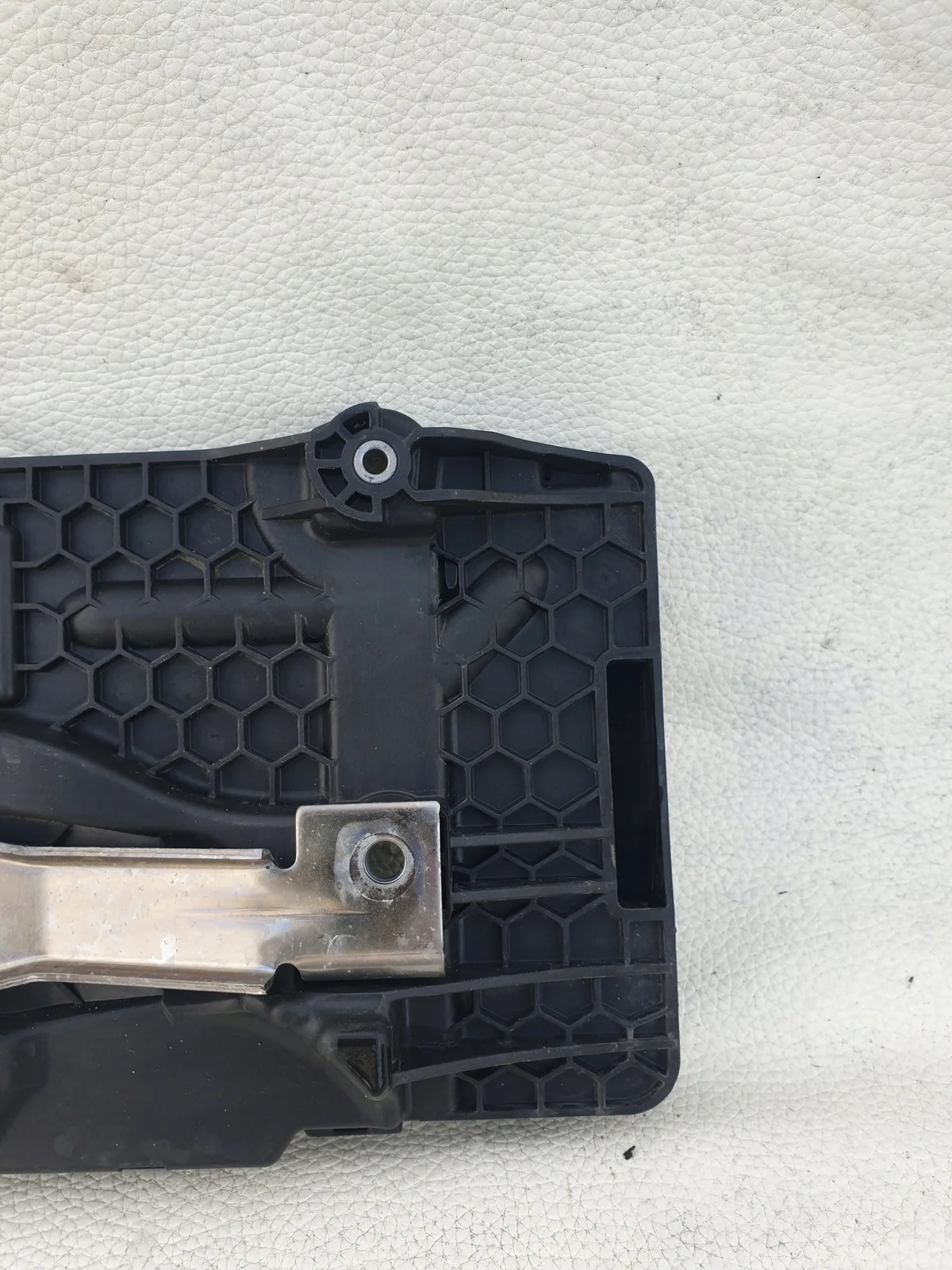VW Taigo Battery Tray Mount 2Q0915331 image 7