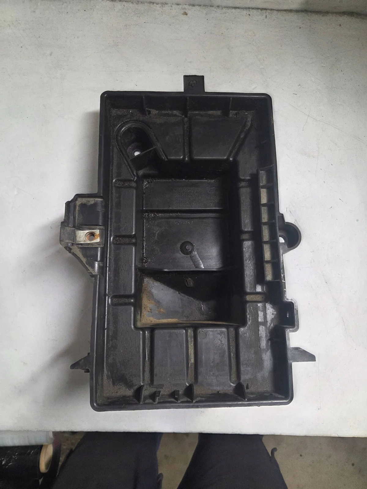 2018 Dodge Grand Caravan Batteriehalterung image 3