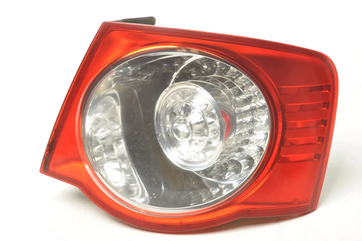 Luz Trasera Derecha Jetta 1K5945096G Usada