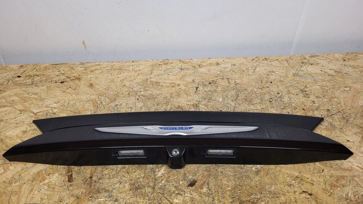 Chrysler Pacifica 2016- Tailgate Camera Trim