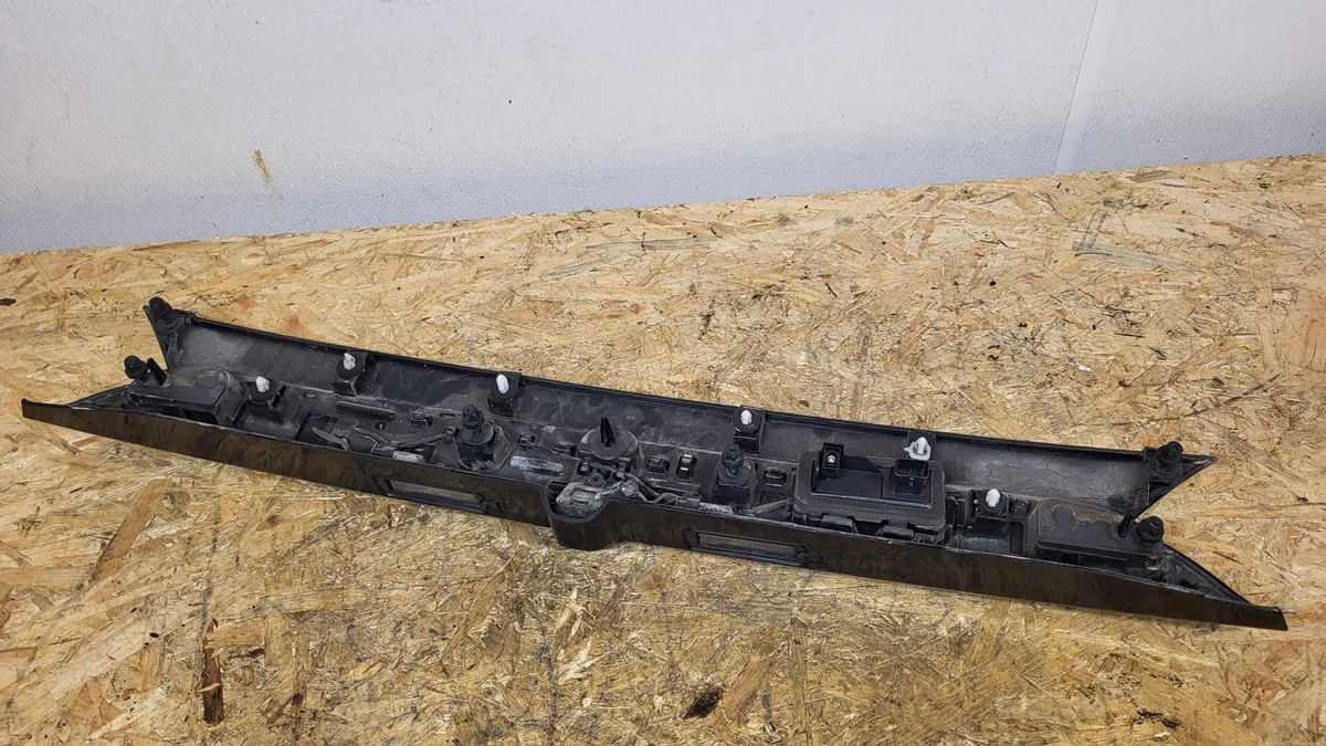 Chrysler Pacifica 2016- Tailgate Camera Trim image 6