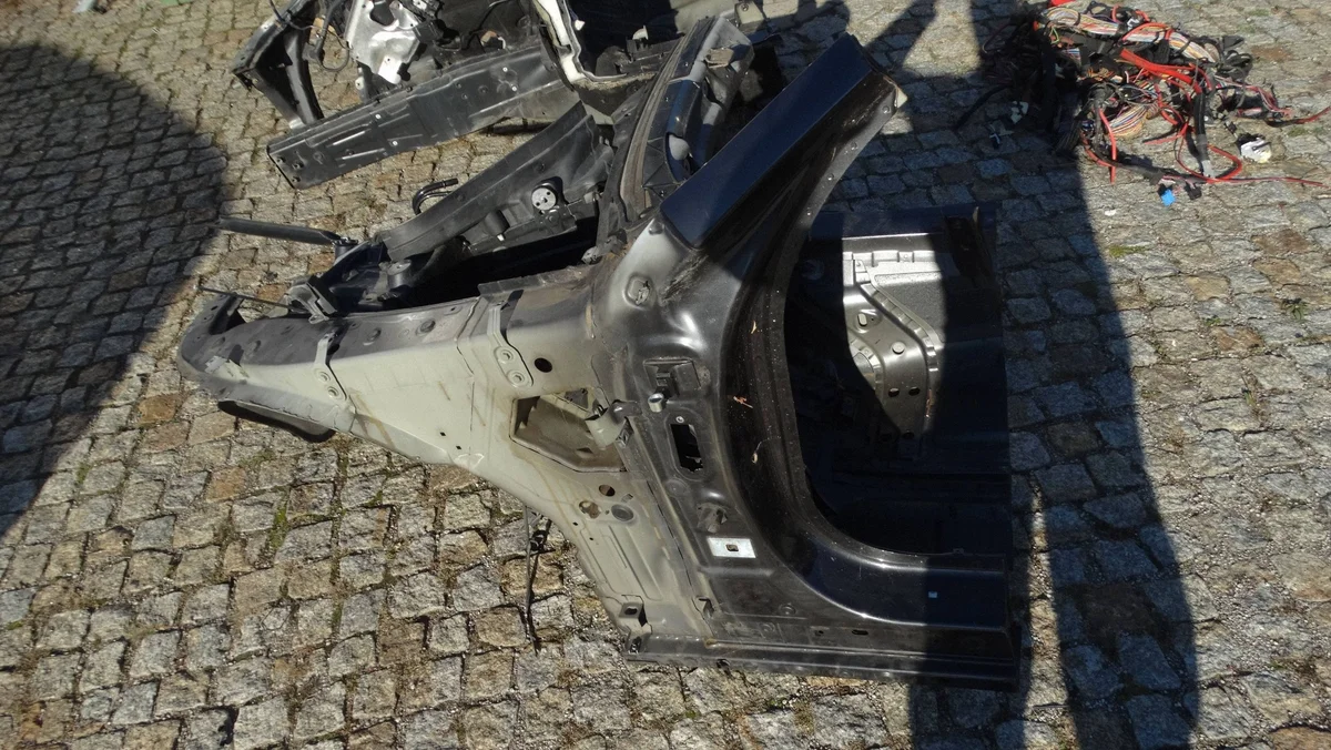 BMW 5 F10 LCI Etulokasuojan Palkki Vasen
