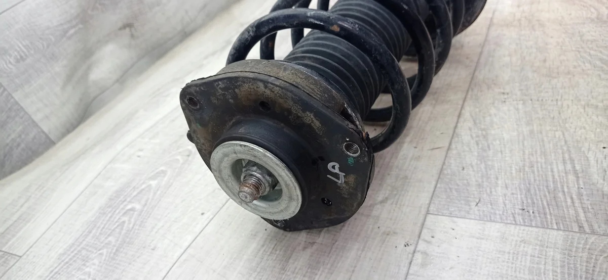 Passat B6 Vänster Framdämpare Använd image 3