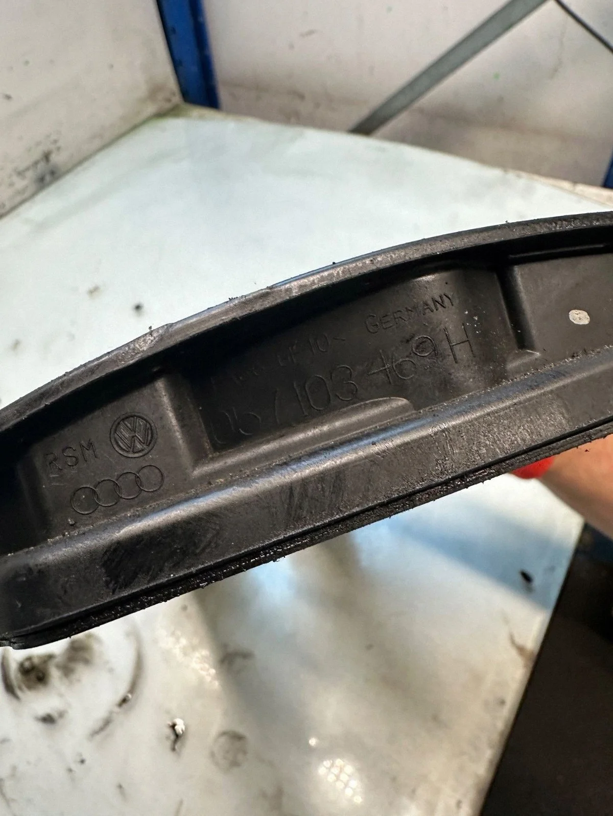 Audi OE 057103469H Couvercle de soupape image 3