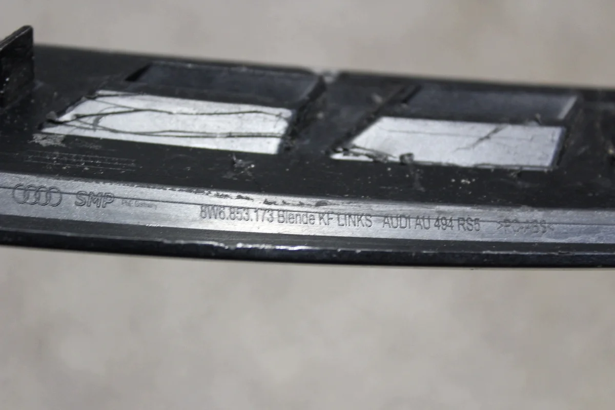 Audi A5 RS5 8W Kotflügelblende links vorne image 3