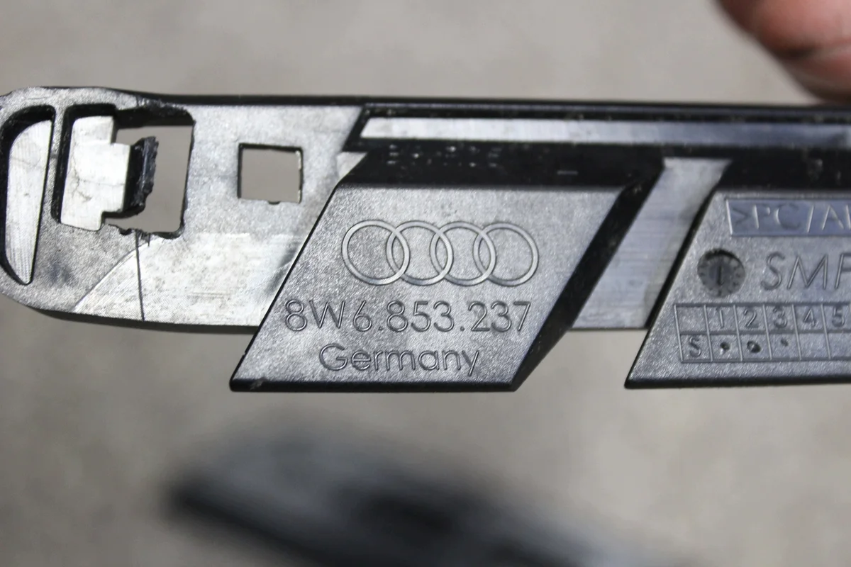 Audi A5 RS5 8W Kotflügelblende links vorne image 4