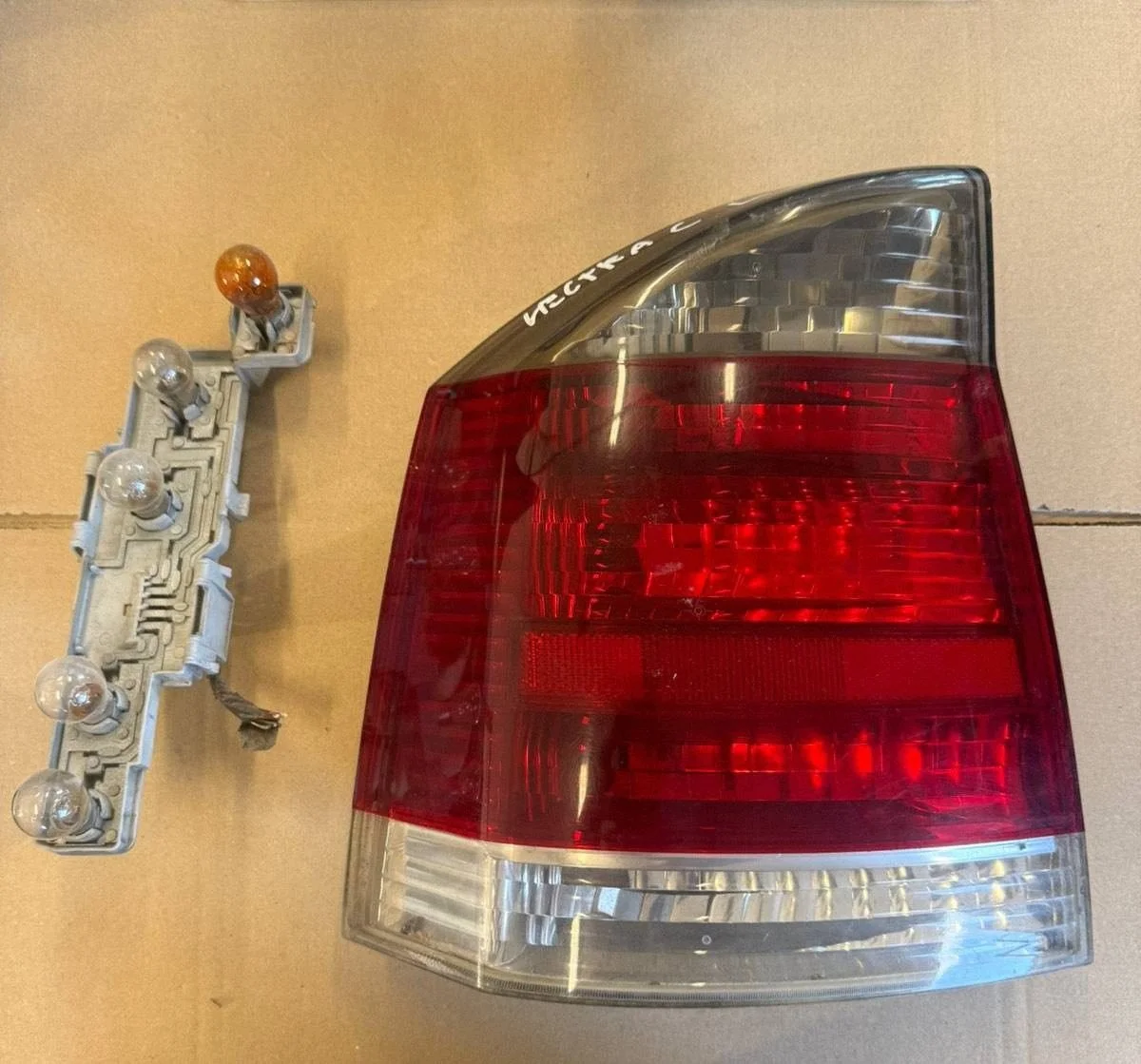 Luz trasera izquierda Vauxhall Vectra C EBU528
