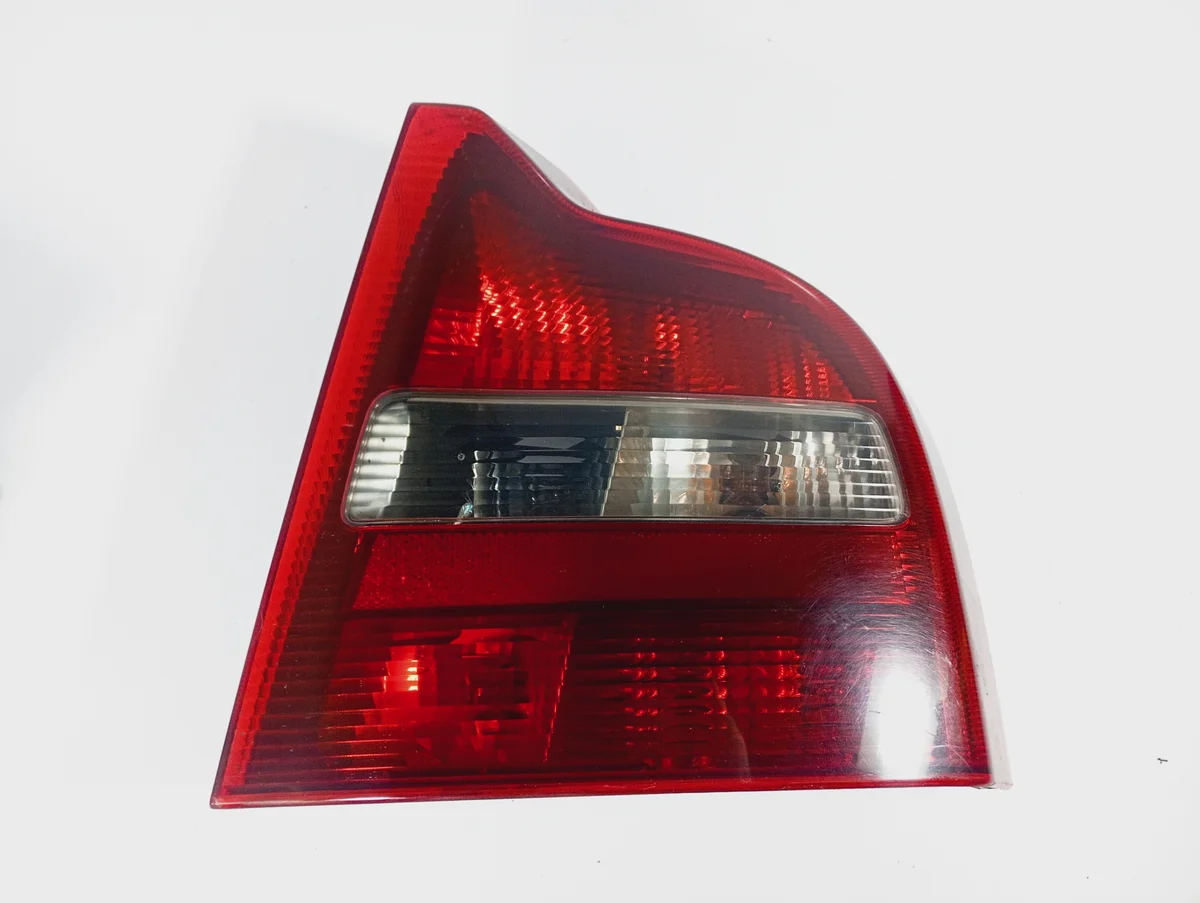 Takavalojen vasen osa OE 9154479 Volvo S80