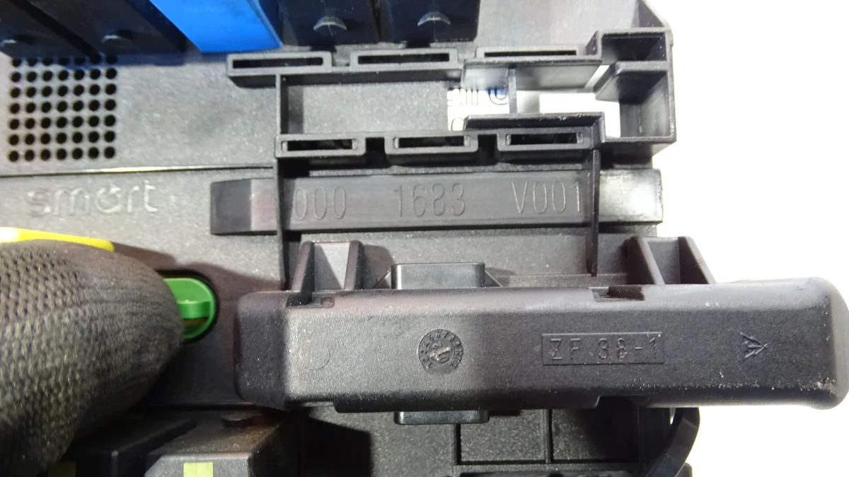 Caja Fusibles Smart Fortwo I Usada image 8