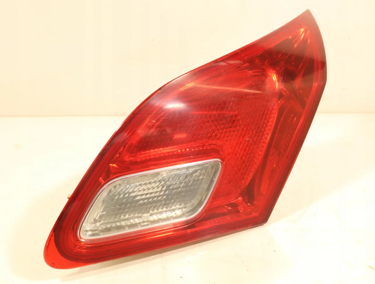Luz trasera derecha Opel Astra J HB image 3