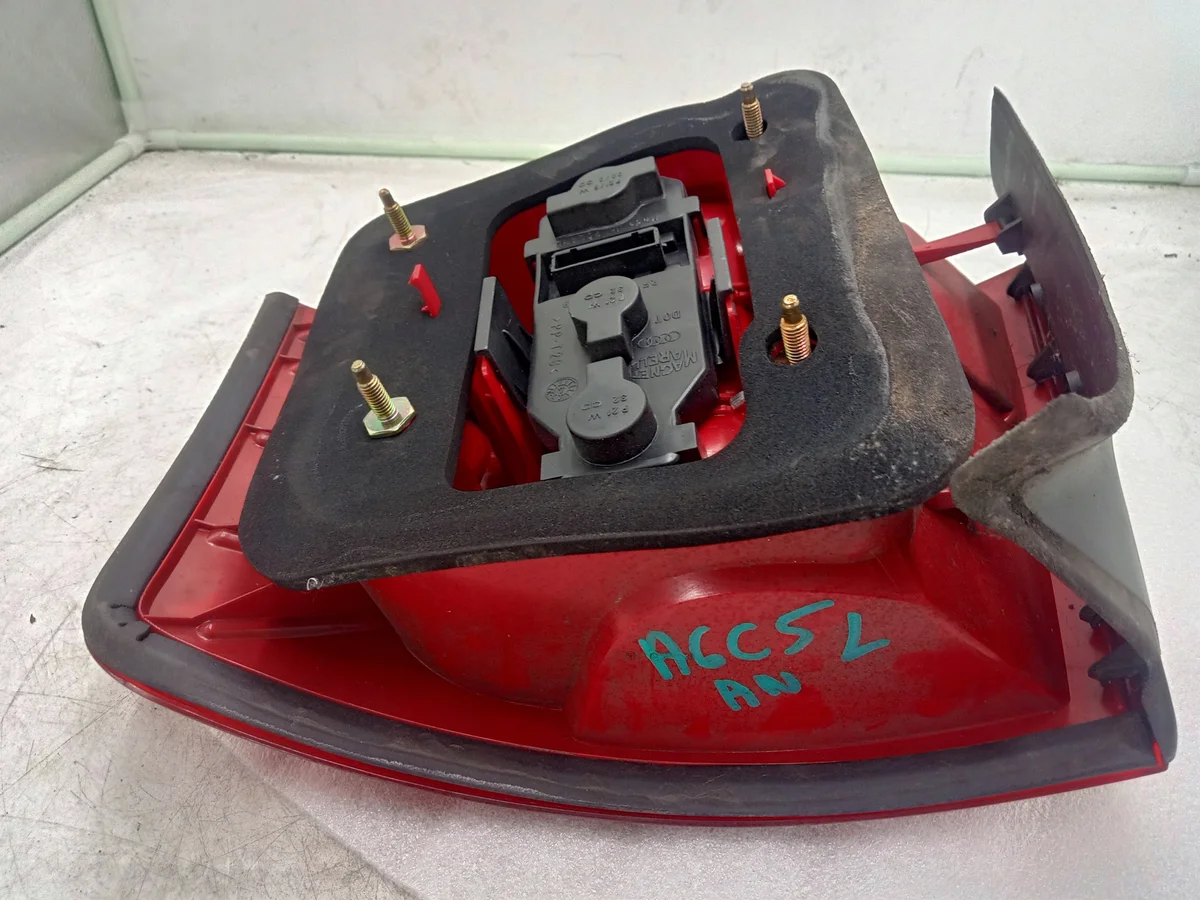 Audi A6 C5 Kombi Left Tail Light Used image 10
