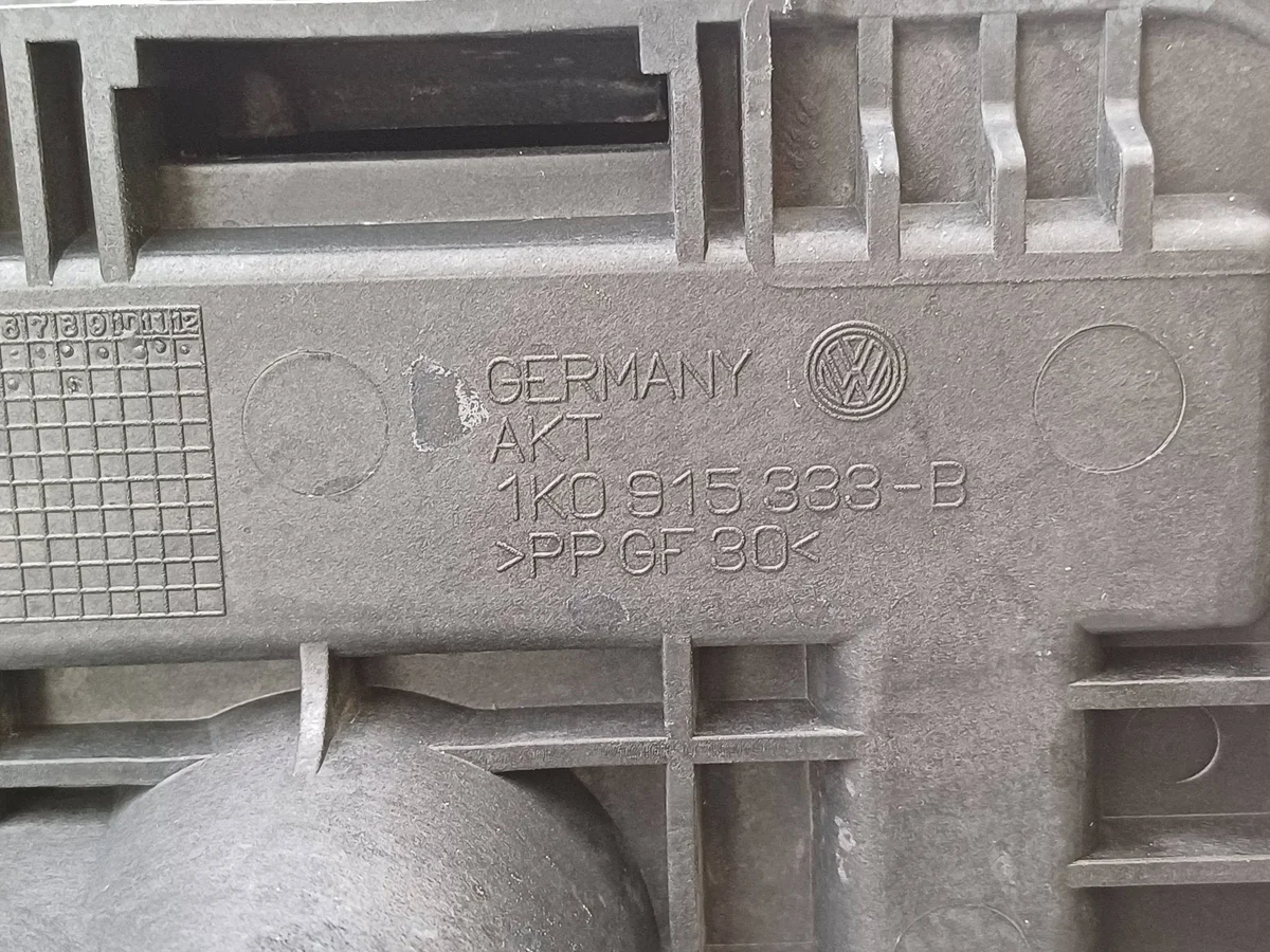 Audi A3 8P Batteriegehäuse 2.0 TDI image 3