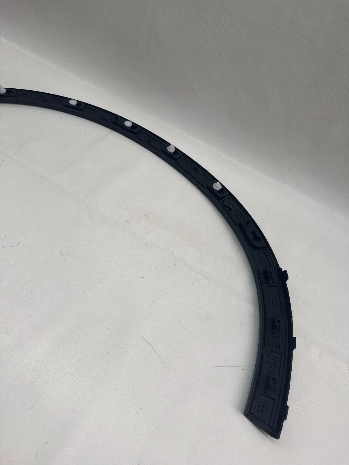 Volvo XC40 etulokasuojan listan vasen image 5