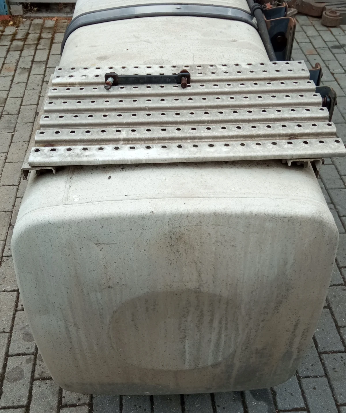 MAN TGX TGS TGA Kraftstofftank 910L image 3