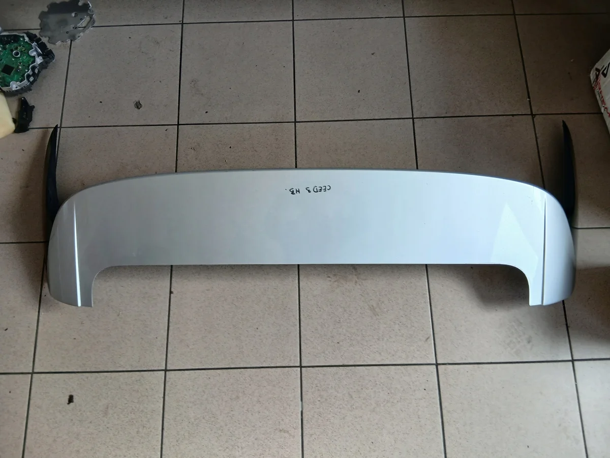 Spoiler Portón Kia Ceed III 2018-24 Usado