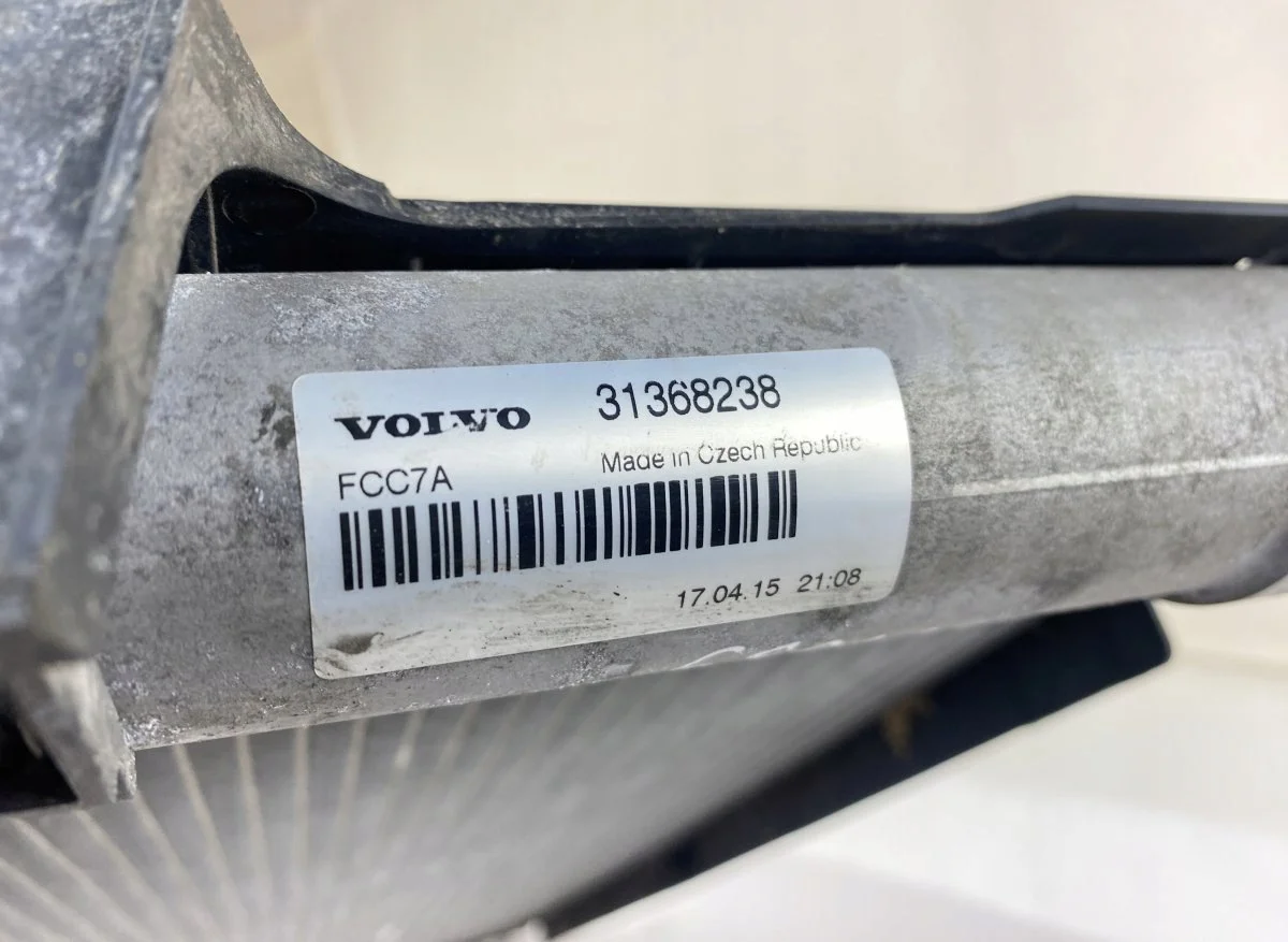 Condensador Volvo 32339857 Usado image 4