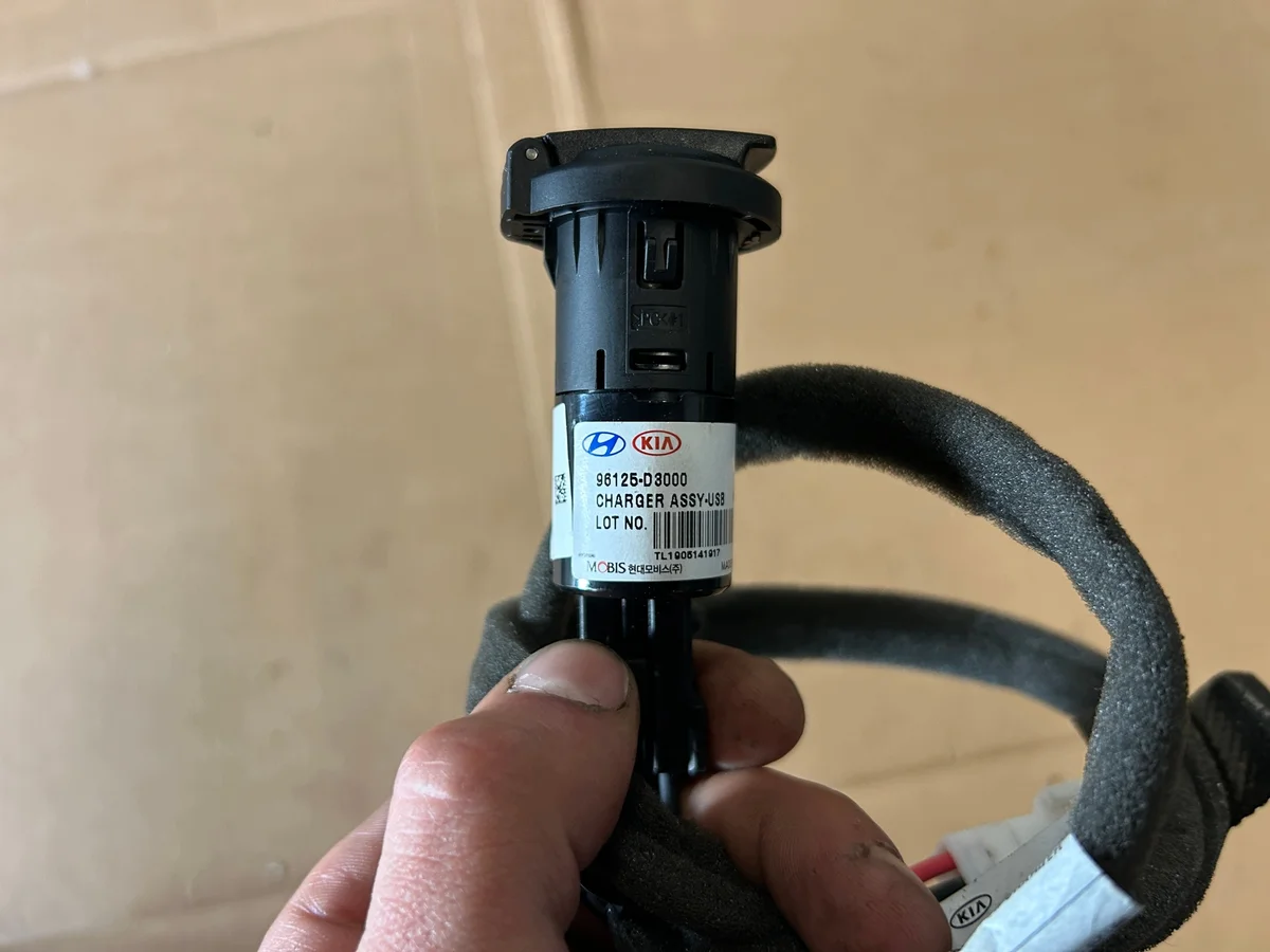 USB-latauspistoke Hyundai Tucson III image 3