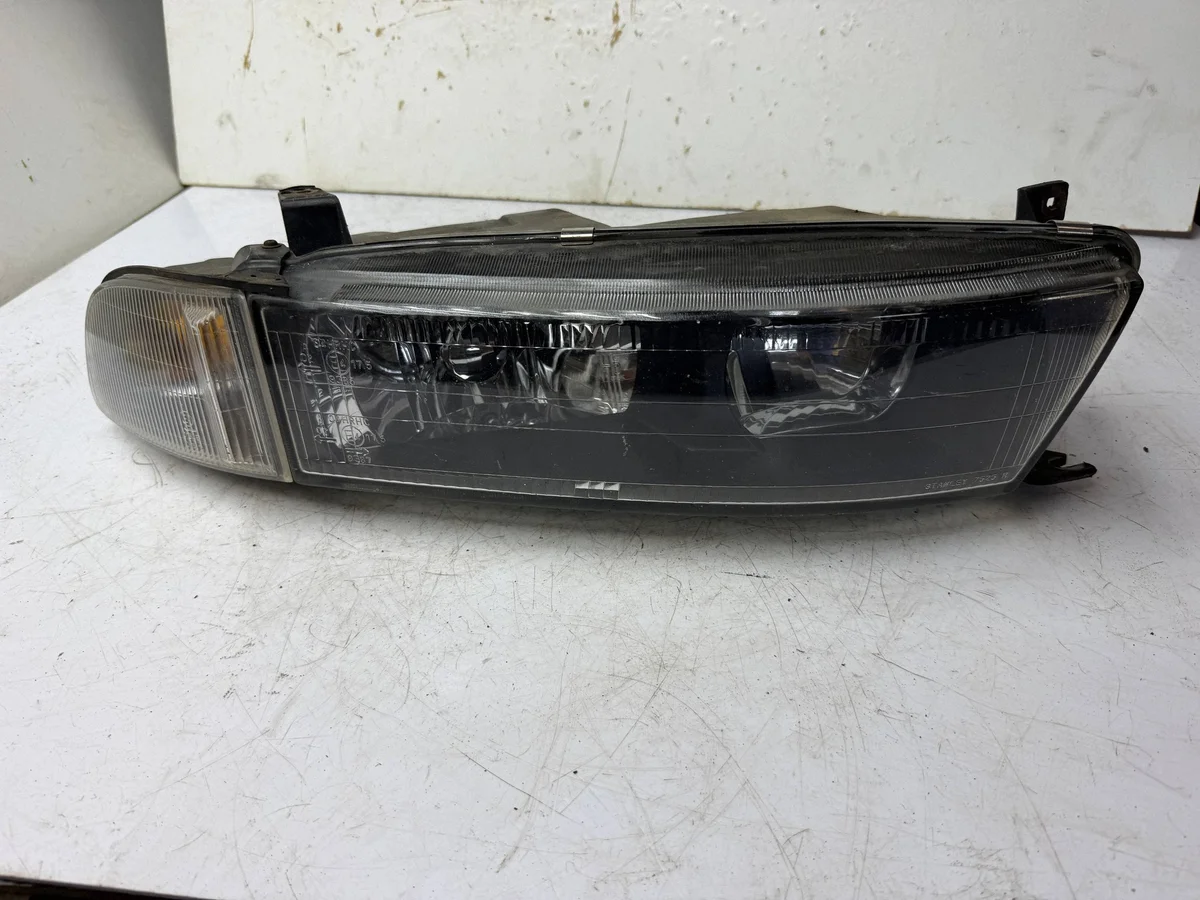 Strålkastare höger Mitsubishi Galant VII KOR3818 image 3