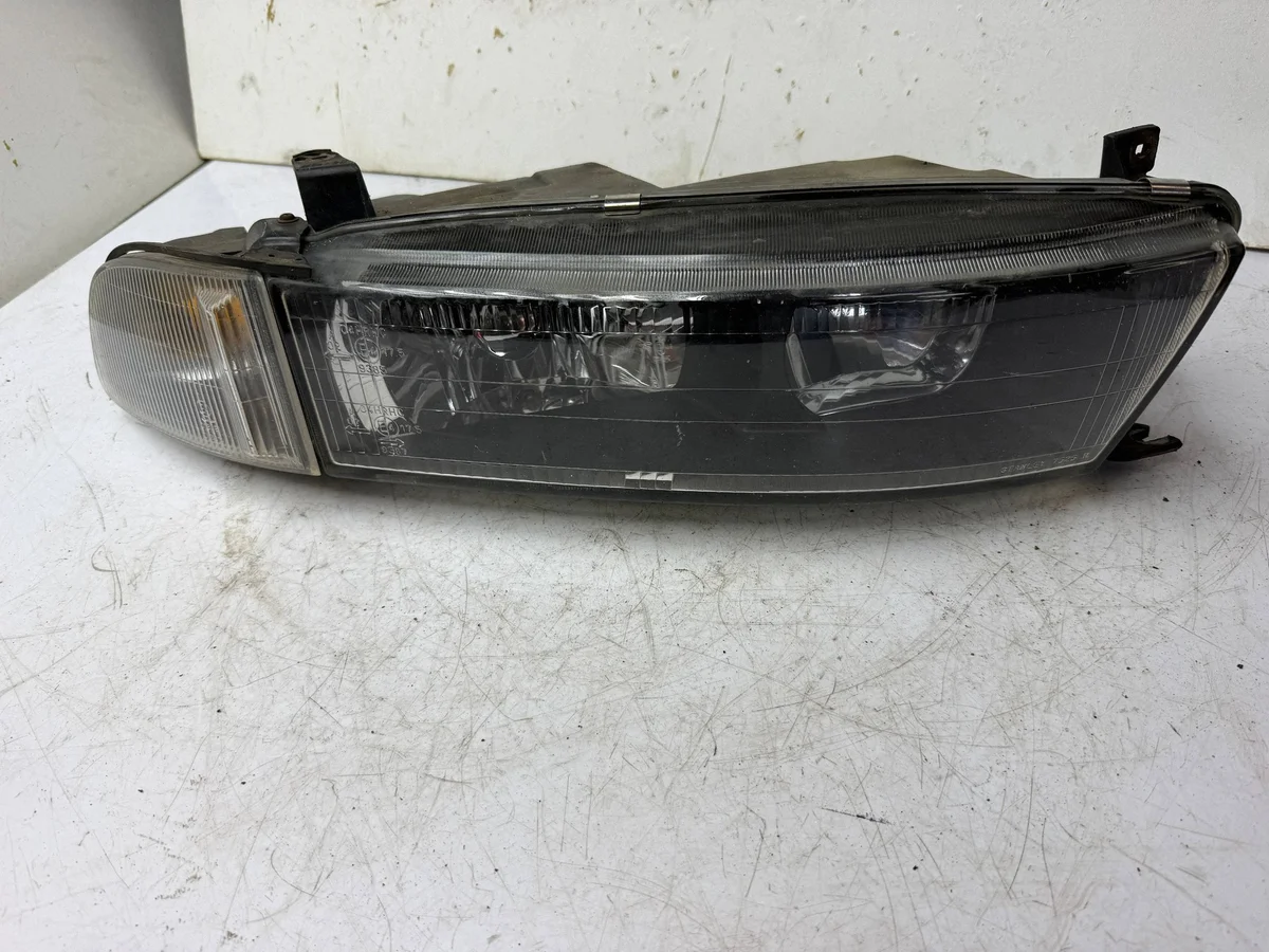 Strålkastare höger Mitsubishi Galant VII KOR3818 image 4