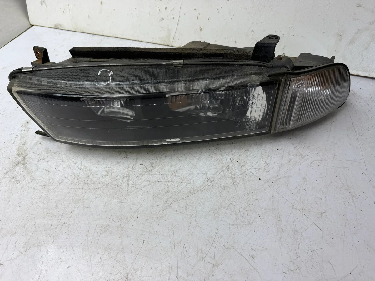 Strålkastare vänster Mitsubishi Galant VII KOR3819