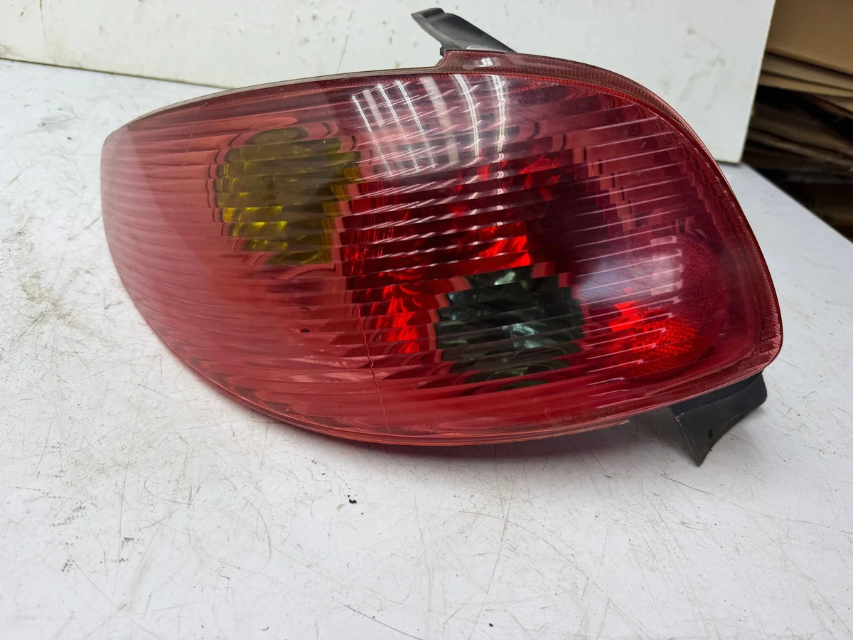 Achterlicht links Peugeot 206 KOR3820 image 3