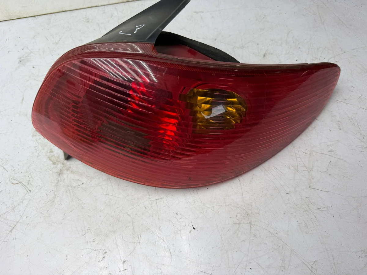 Rückleuchte rechts Peugeot 206 KOR3821
