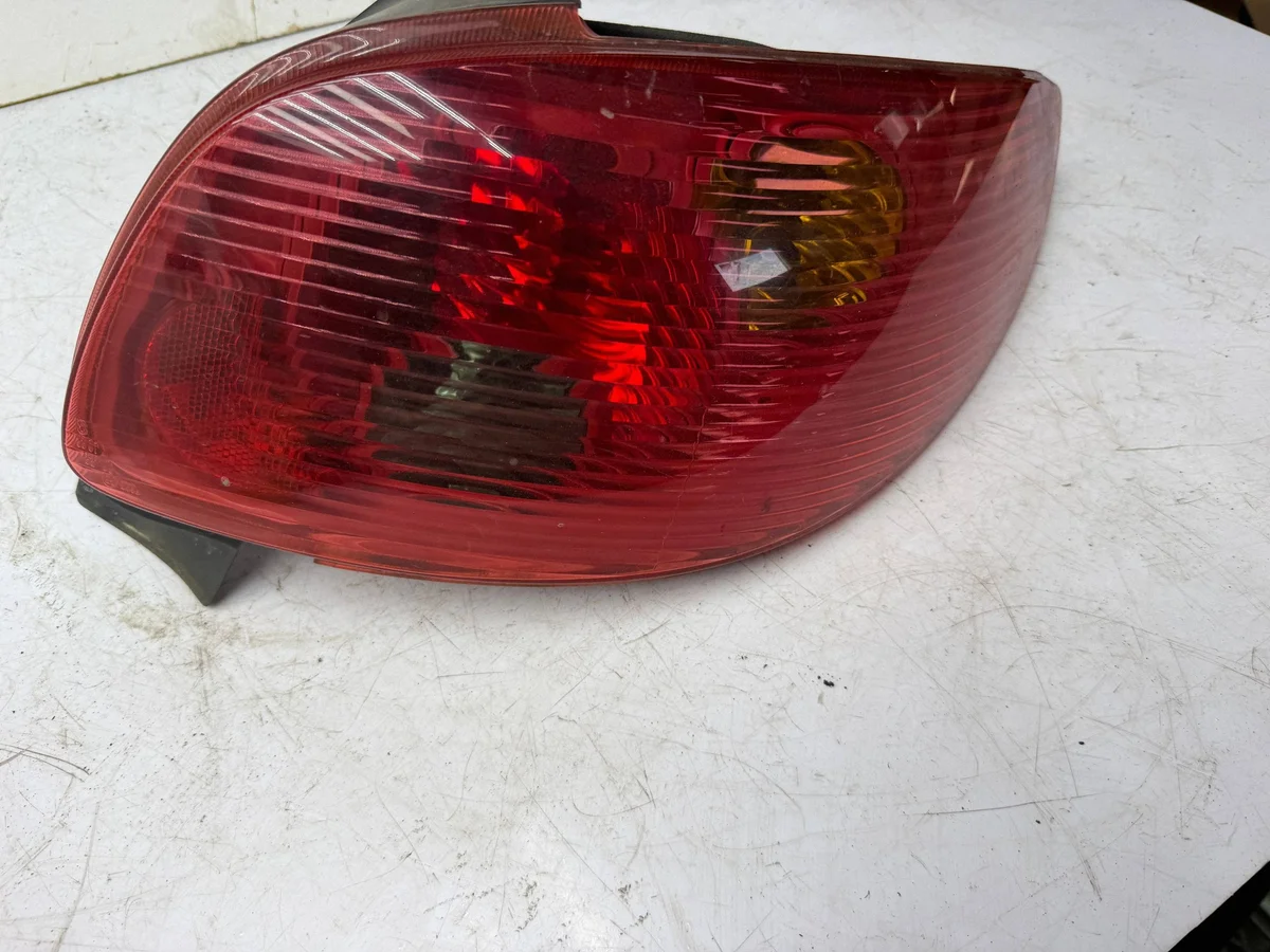 Rückleuchte rechts Peugeot 206 KOR3821 image 3